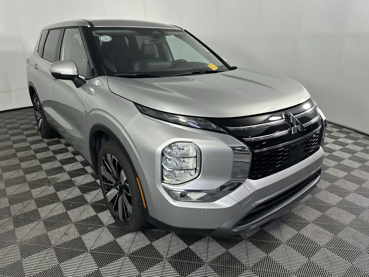 Used 2025 Mitsubishi Outlander SE FWD image 2