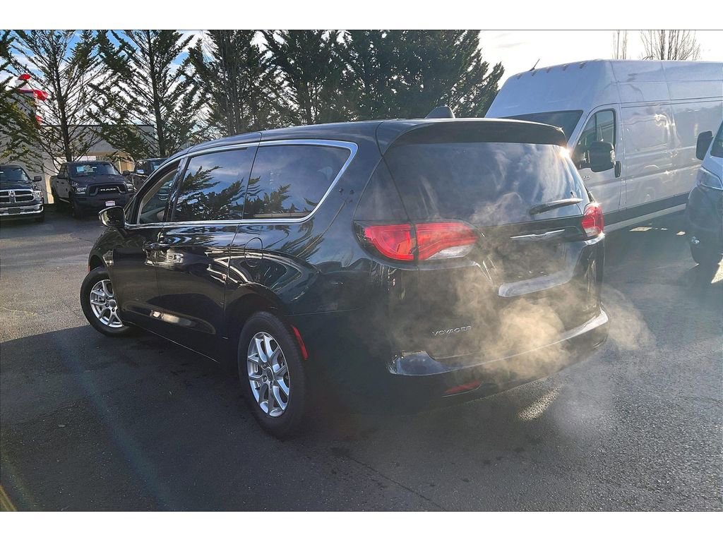 Used 2023 Chrysler Voyager LX image 3