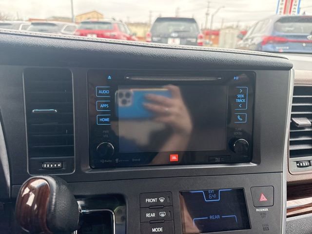 Used 2016 Toyota Sienna Limited Premium image 29