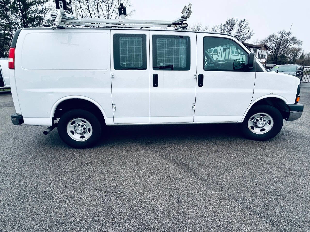 Used 2015 Chevrolet Express 2500 RWD image 4