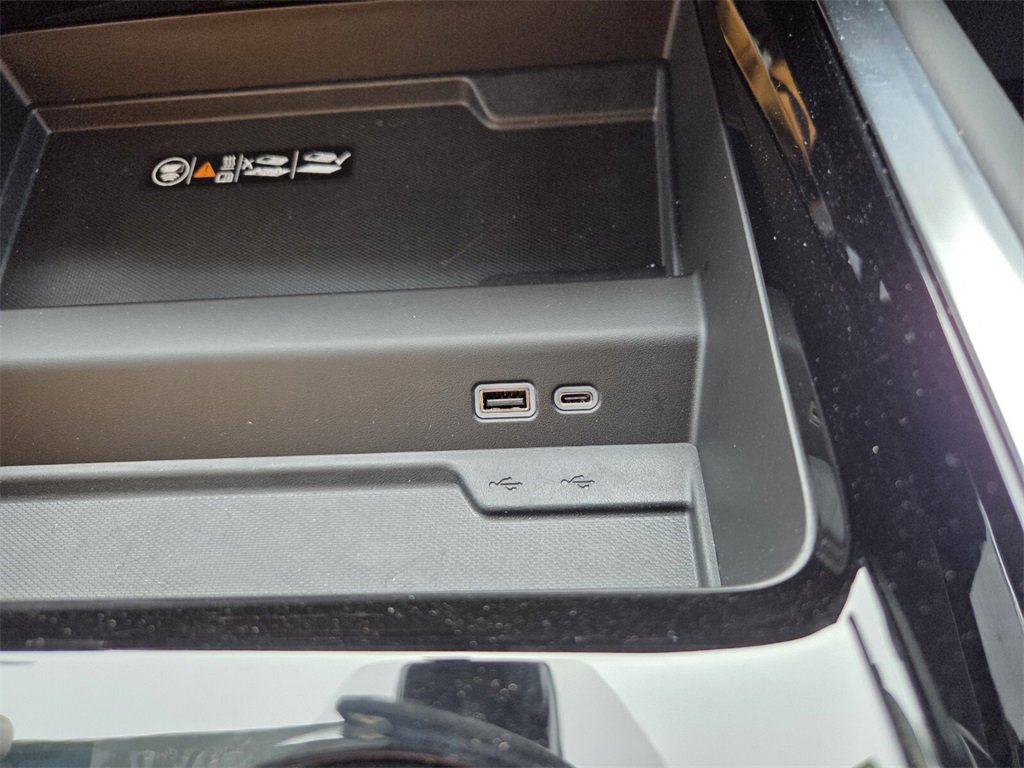 Used 2025 Chevrolet Suburban Premier image 32