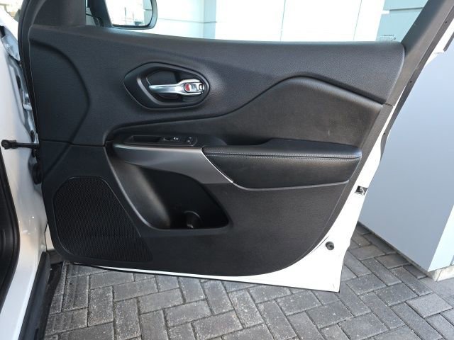 Used 2019 Jeep Cherokee Latitude Plus w/ Comfort/Convenience Group image 8