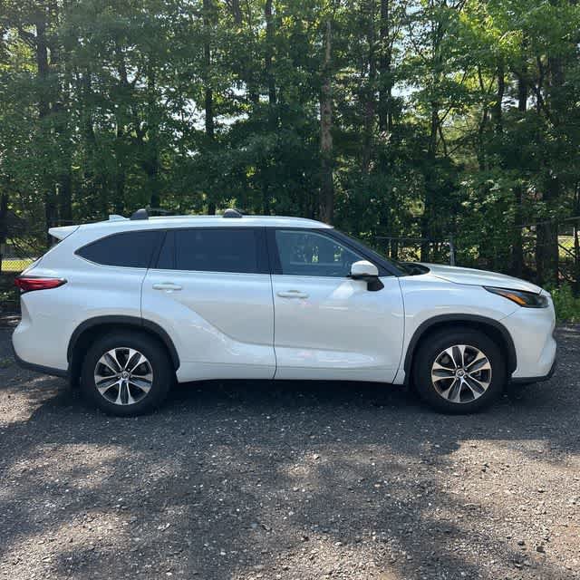Used 2021 Toyota Highlander XLE AWD/4WD image 3