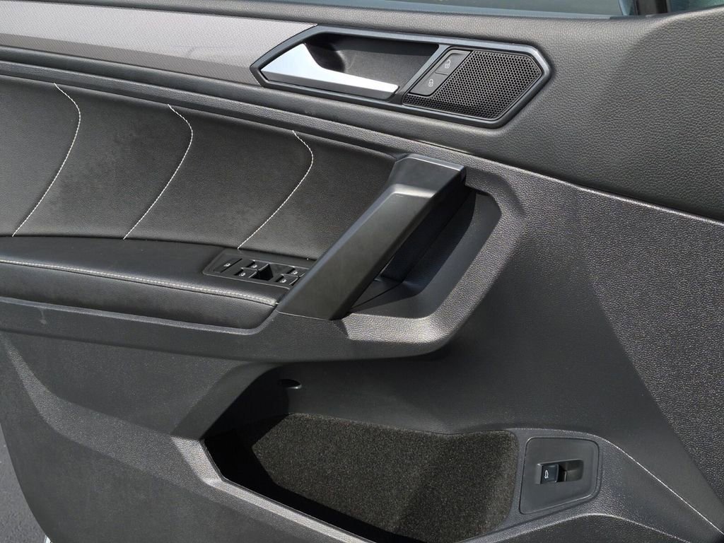 Used 2022 Volkswagen Tiguan SE w/ Panoramic Sunroof Package image 22