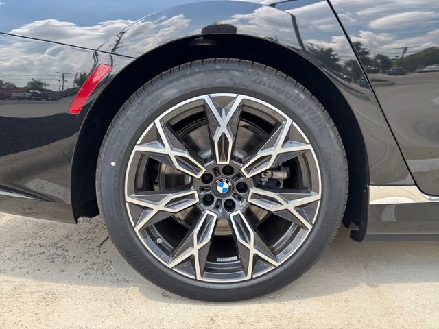 Used 2025 BMW i7 xDrive60 w/ Premium Package image 33