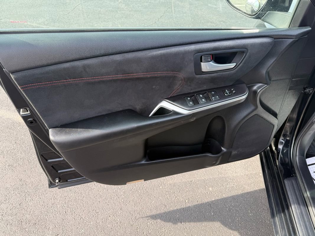 Used 2016 Toyota Camry XSE w/ Moonroof Package image 17