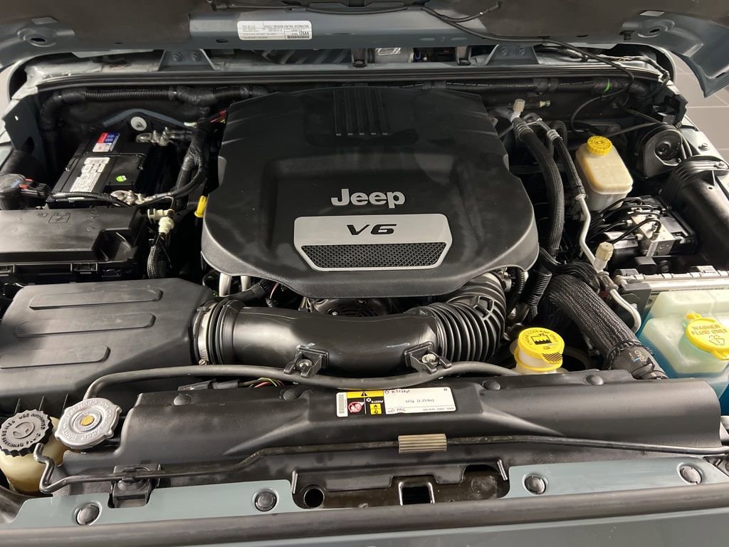 Used 2015 Jeep Wrangler Unlimited Sahara w/ Connectivity Group AWD/4WD image 28