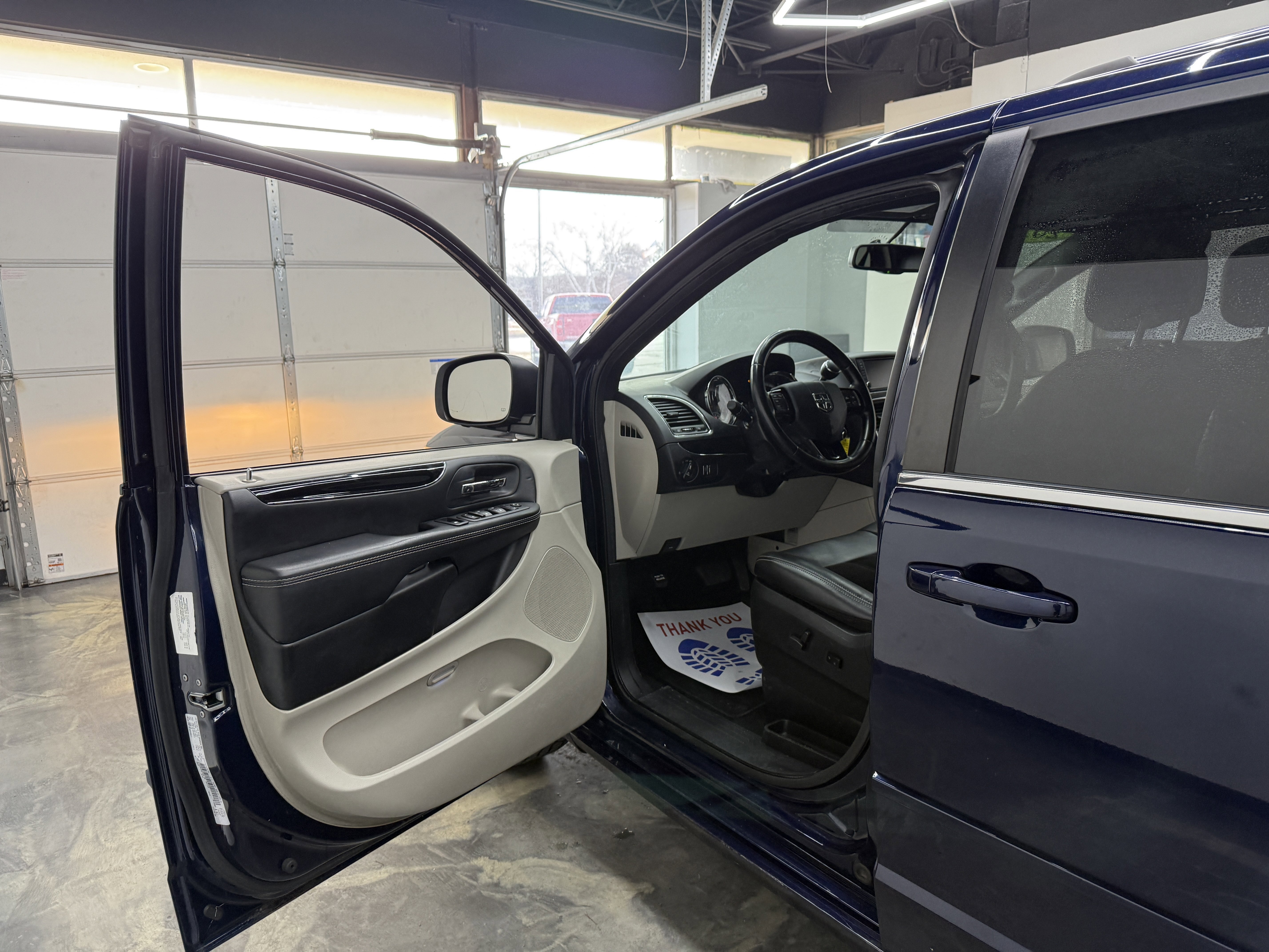 Used 2017 Dodge Grand Caravan SE image 9