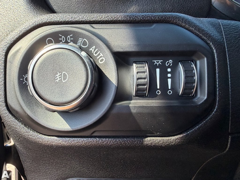Used 2019 Jeep Wrangler Unlimited Sahara AWD/4WD image 18