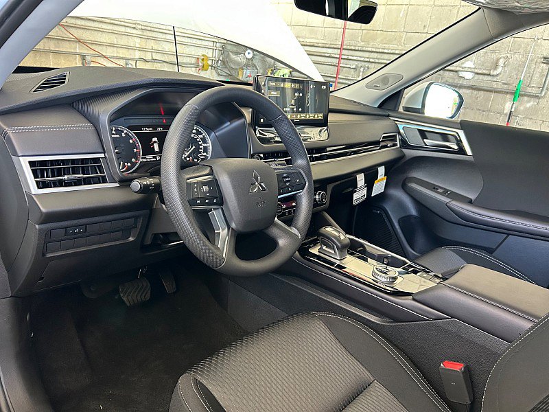 New 2025 Mitsubishi Outlander ES image 42
