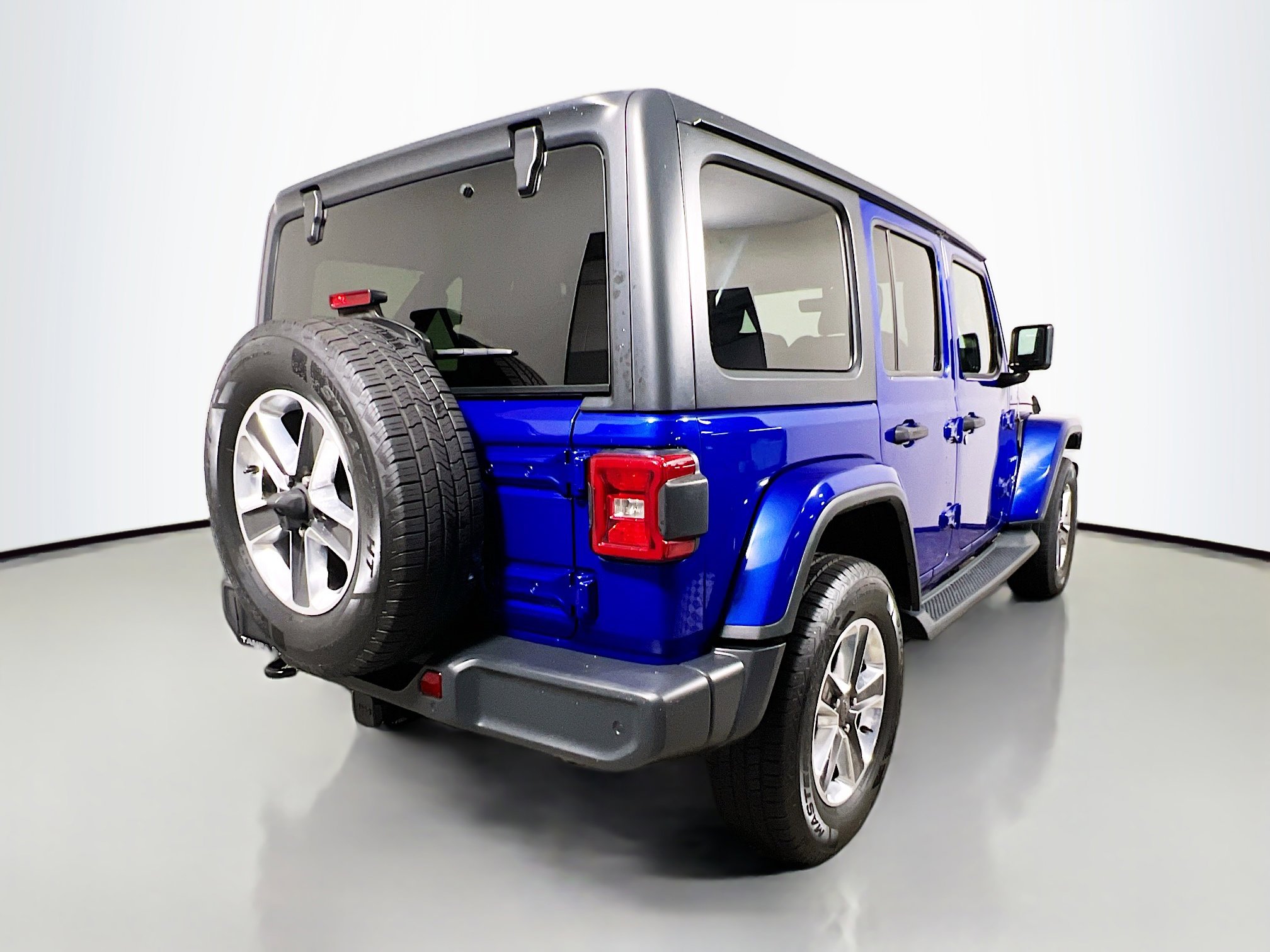 Used 2018 Jeep Wrangler Unlimited Sahara AWD/4WD image 4