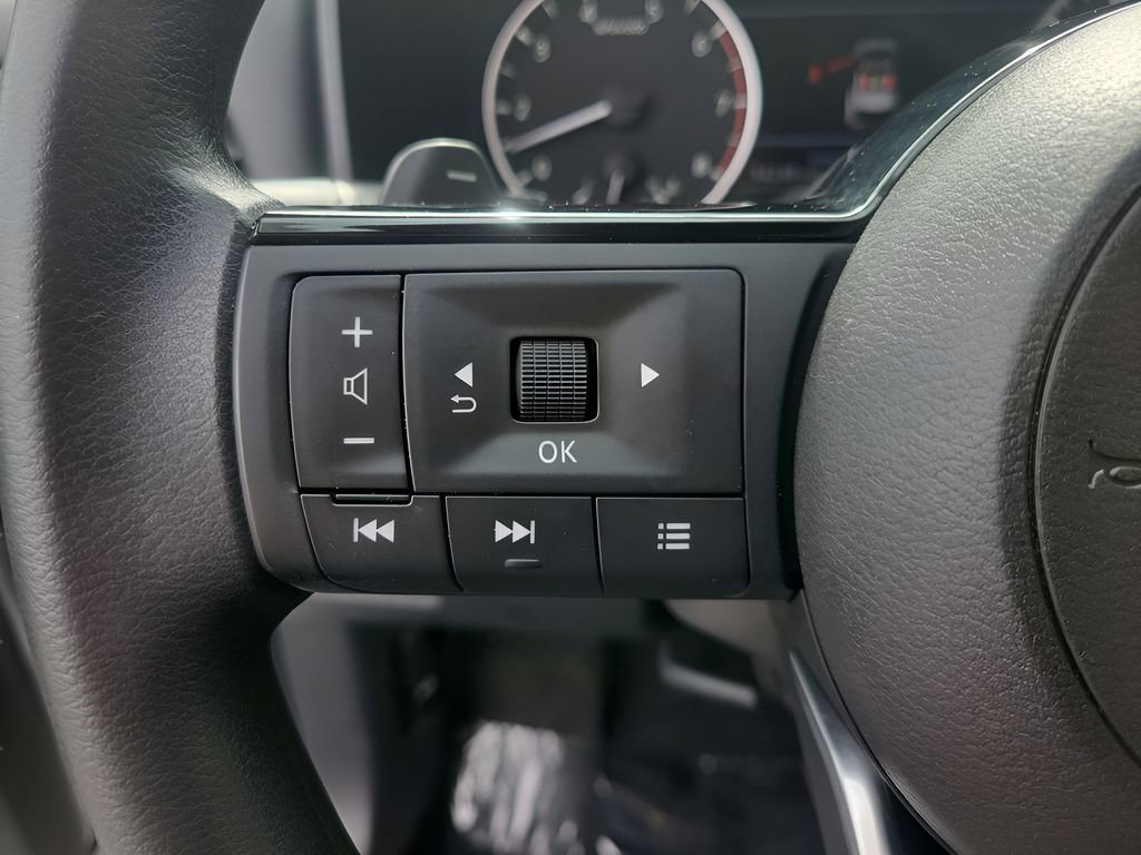 Used 2023 Nissan Rogue SV image 28