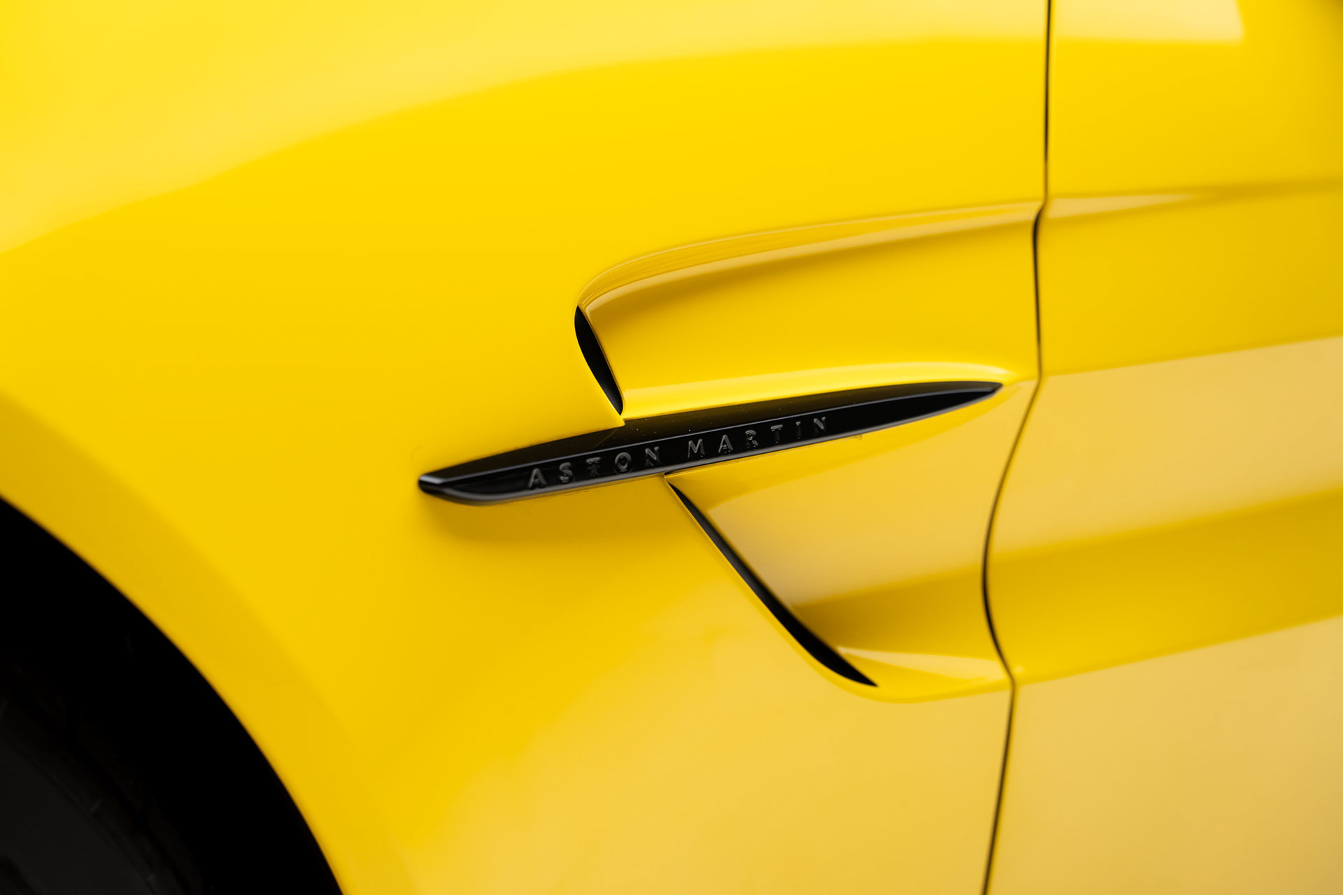 Used 2025 Aston Martin V8 Vantage Coupe RWD image 23
