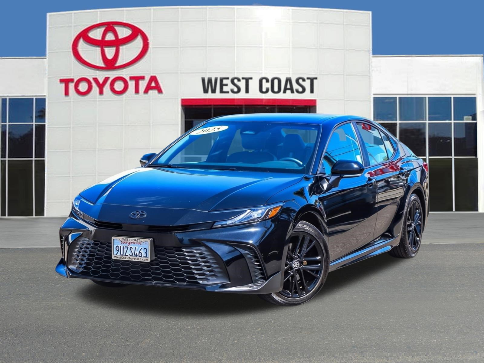Used 2025 Toyota Camry SE w/ Convenience Package image 1