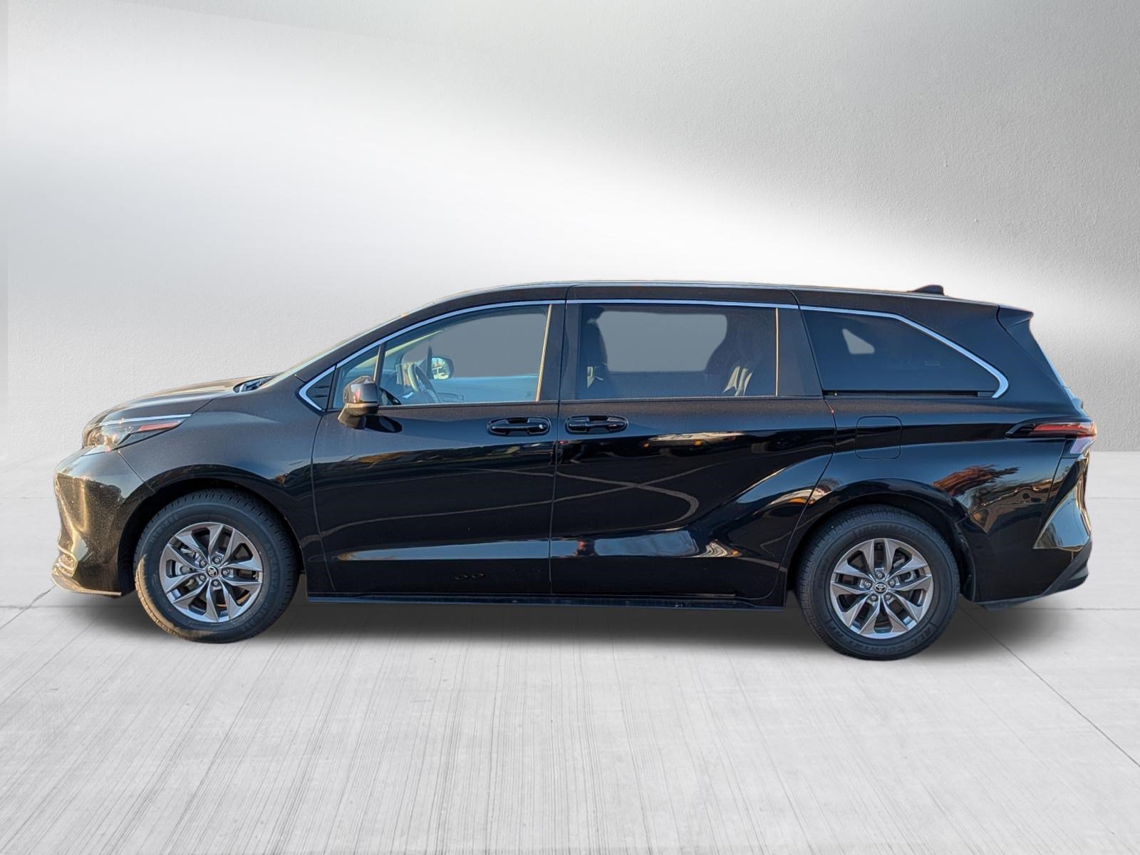 Used 2025 Toyota Sienna LE FWD image 4