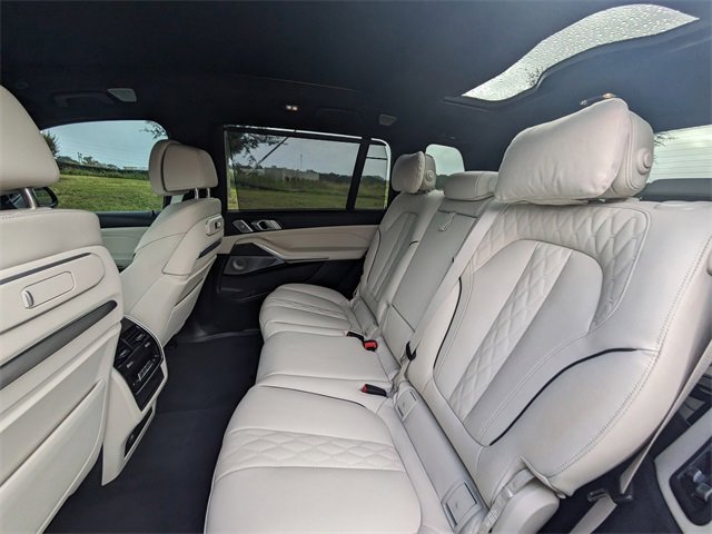 Used 2025 BMW X7 M60i image 10