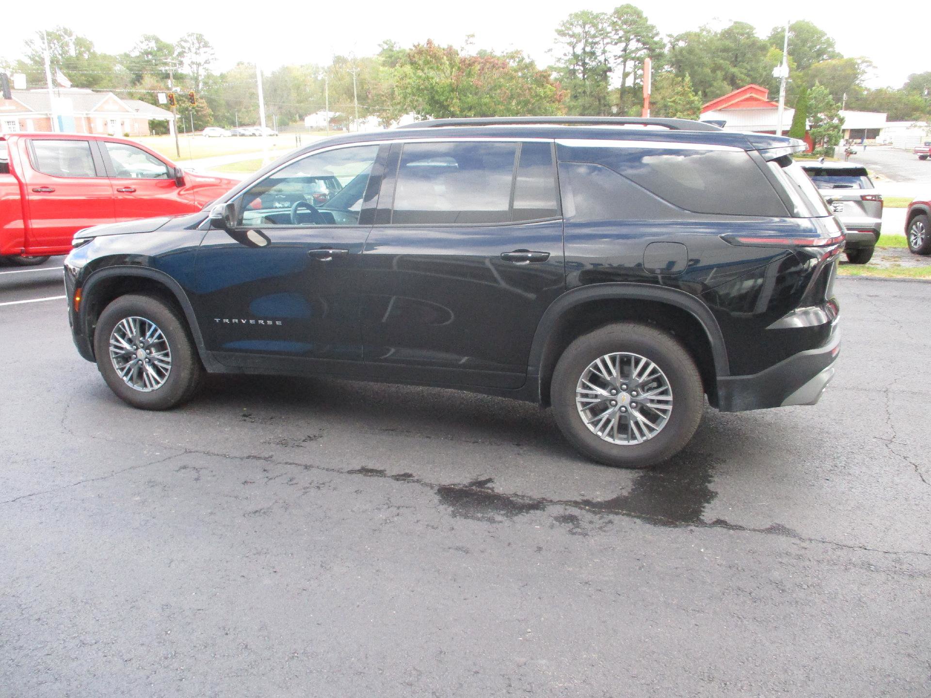 Used 2025 Chevrolet Traverse LT image 5