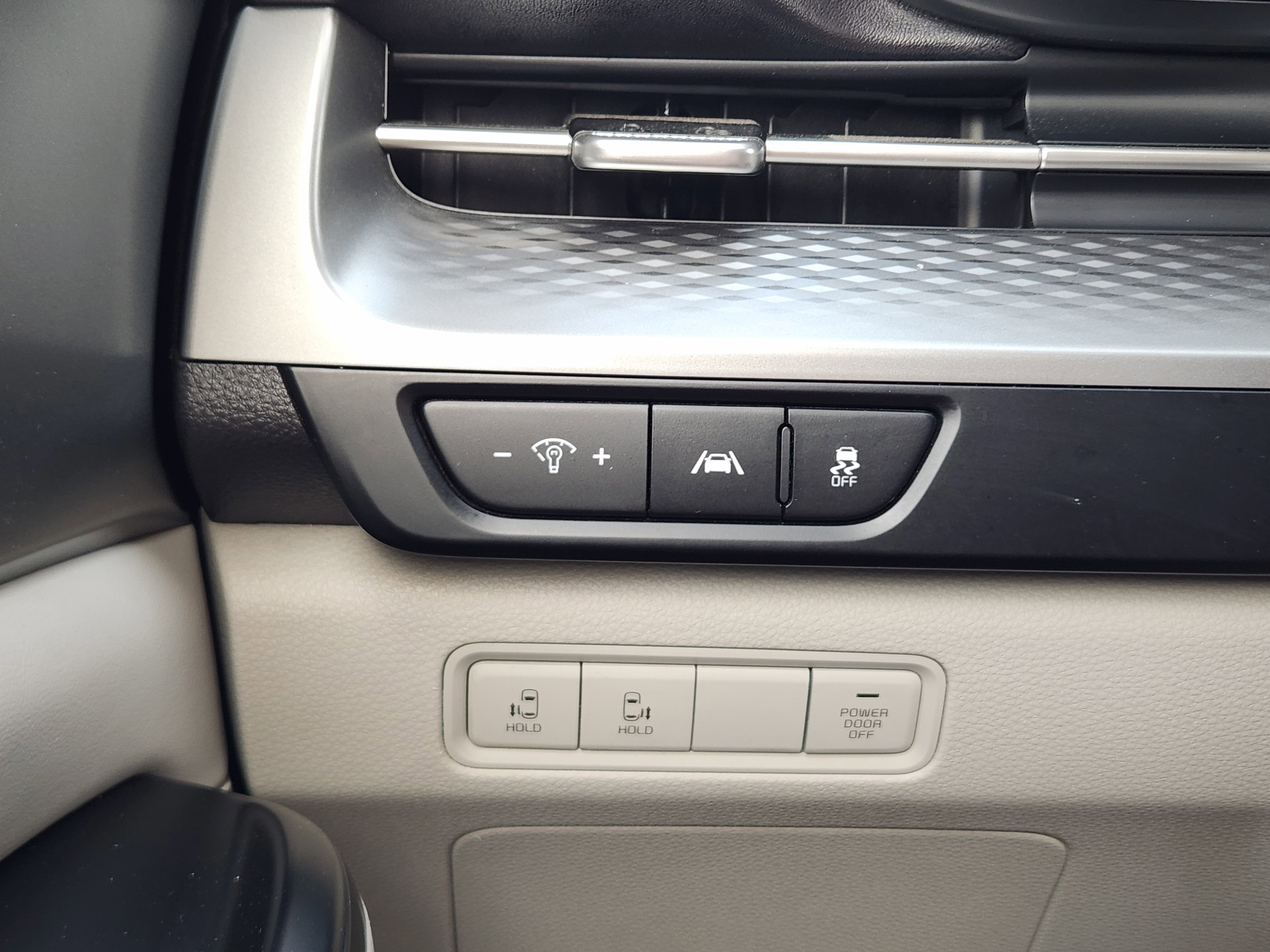 Used 2023 Kia Carnival LX image 18