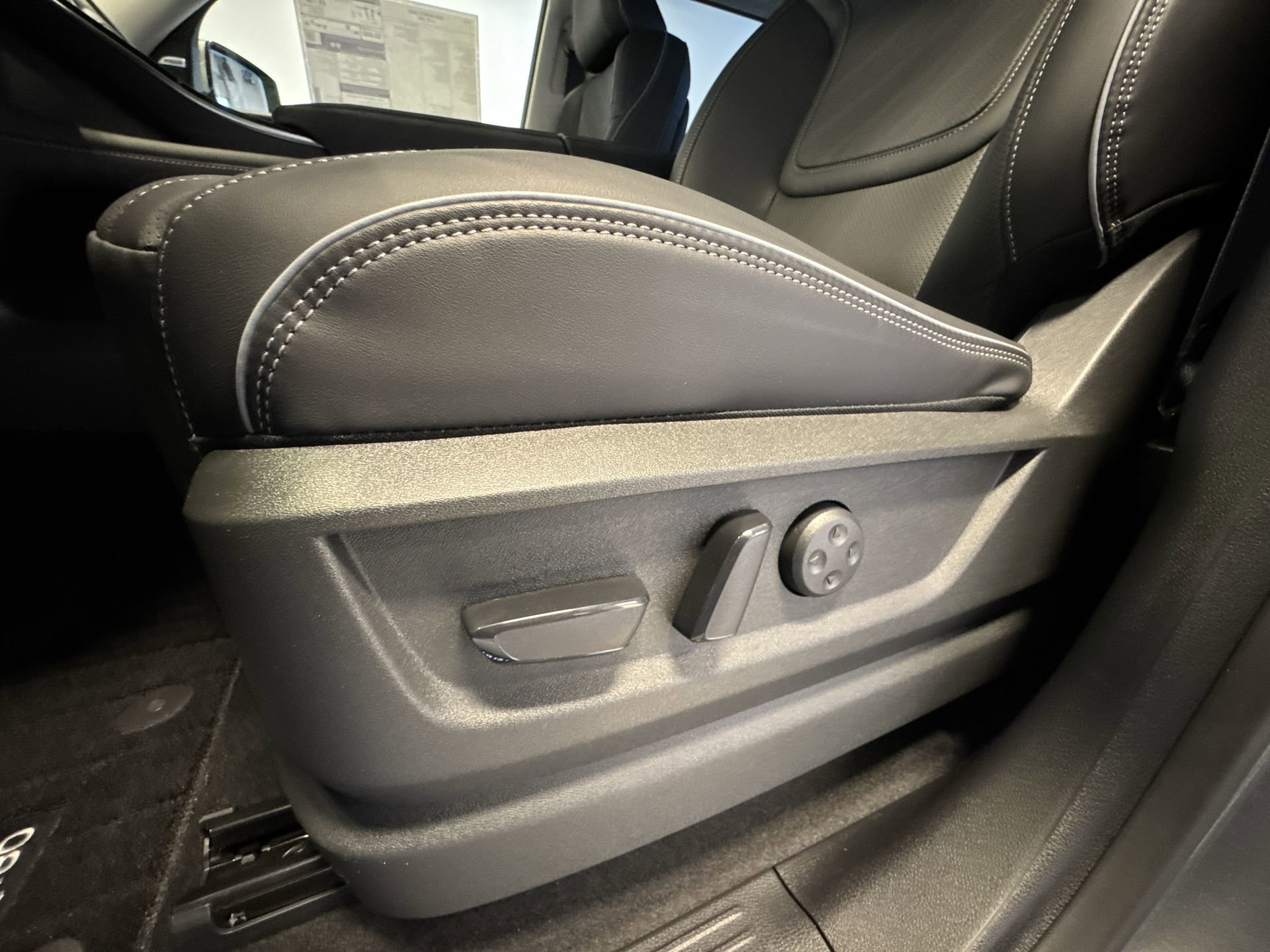 New 2026 INFINITI QX80 Luxe w/ Cargo Package AWD/4WD image 12