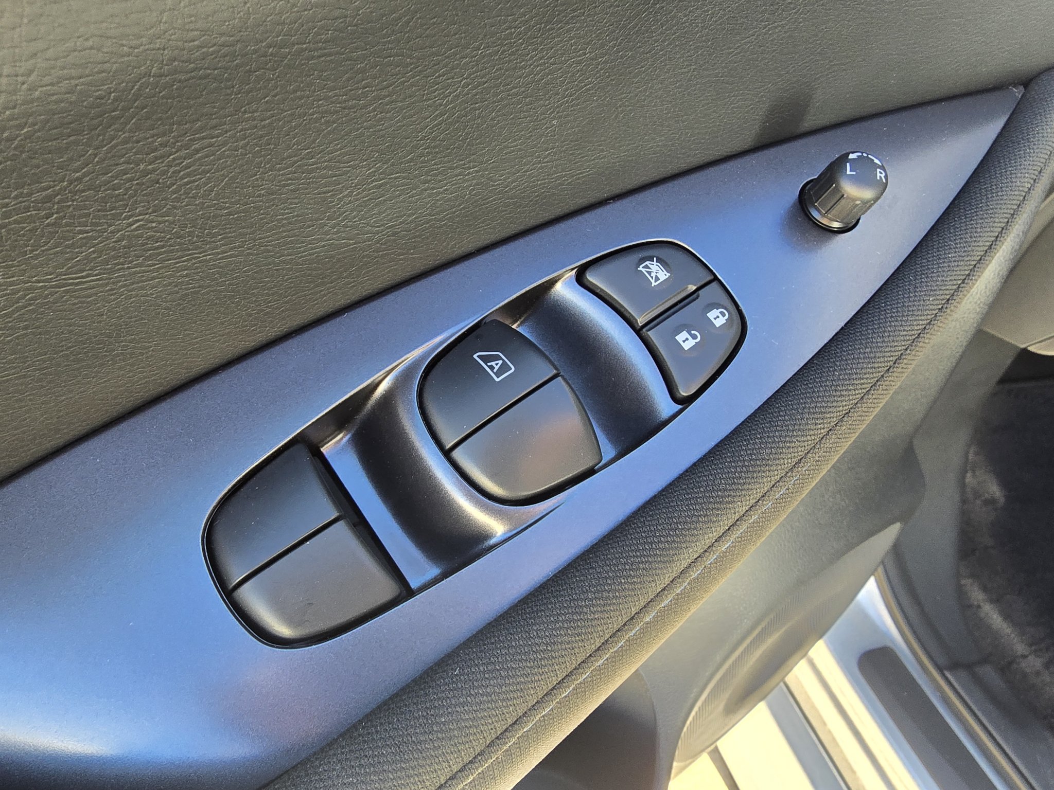 Used 2025 Nissan Leaf S FWD image 18