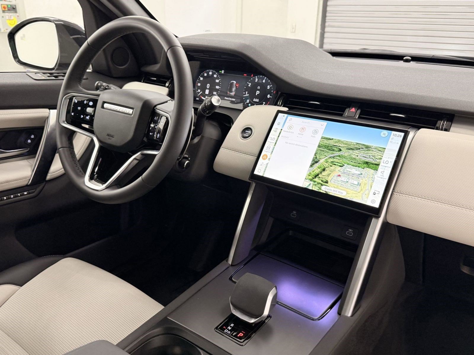 Used 2025 Land Rover Discovery Sport Dynamic SE image 4