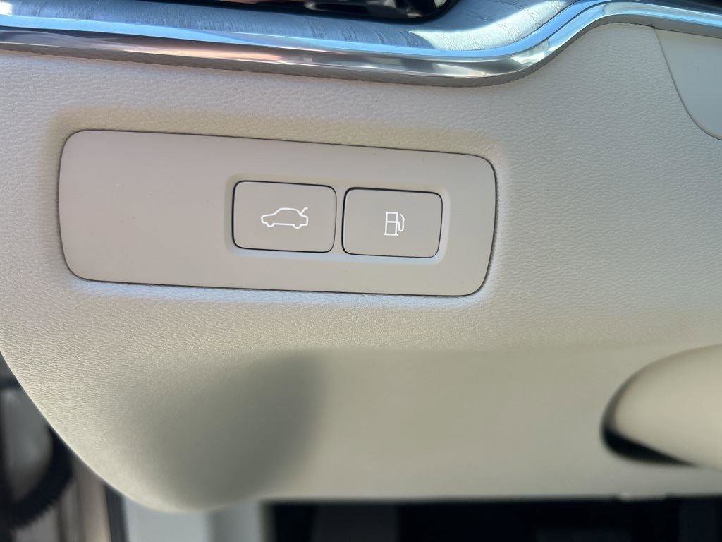New 2025 Volvo XC60 T8 Plus w/ Protection Package Premier image 14