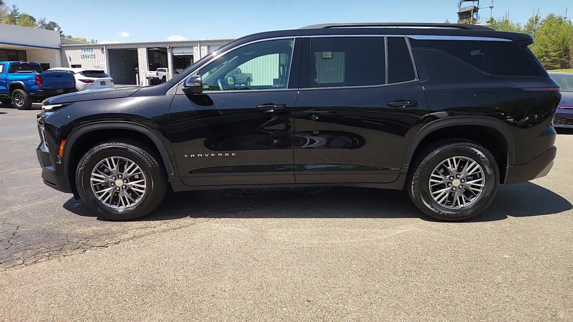 Used 2025 Chevrolet Traverse LT image 6