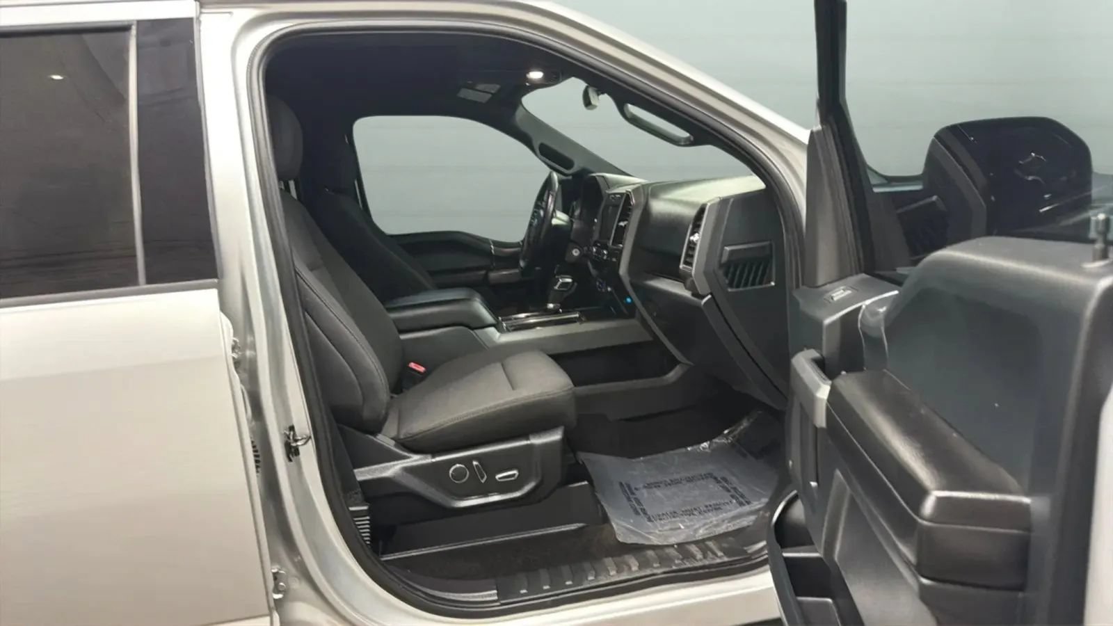 Used 2018 Ford F150 XLT w/ Equipment Group 302A Luxury AWD/4WD image 21