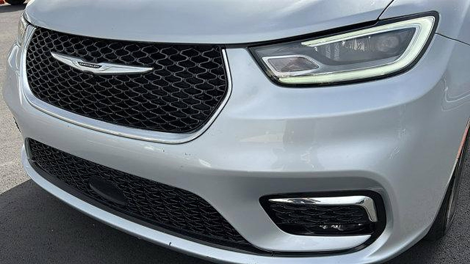 Used 2023 Chrysler Pacifica Touring image 9