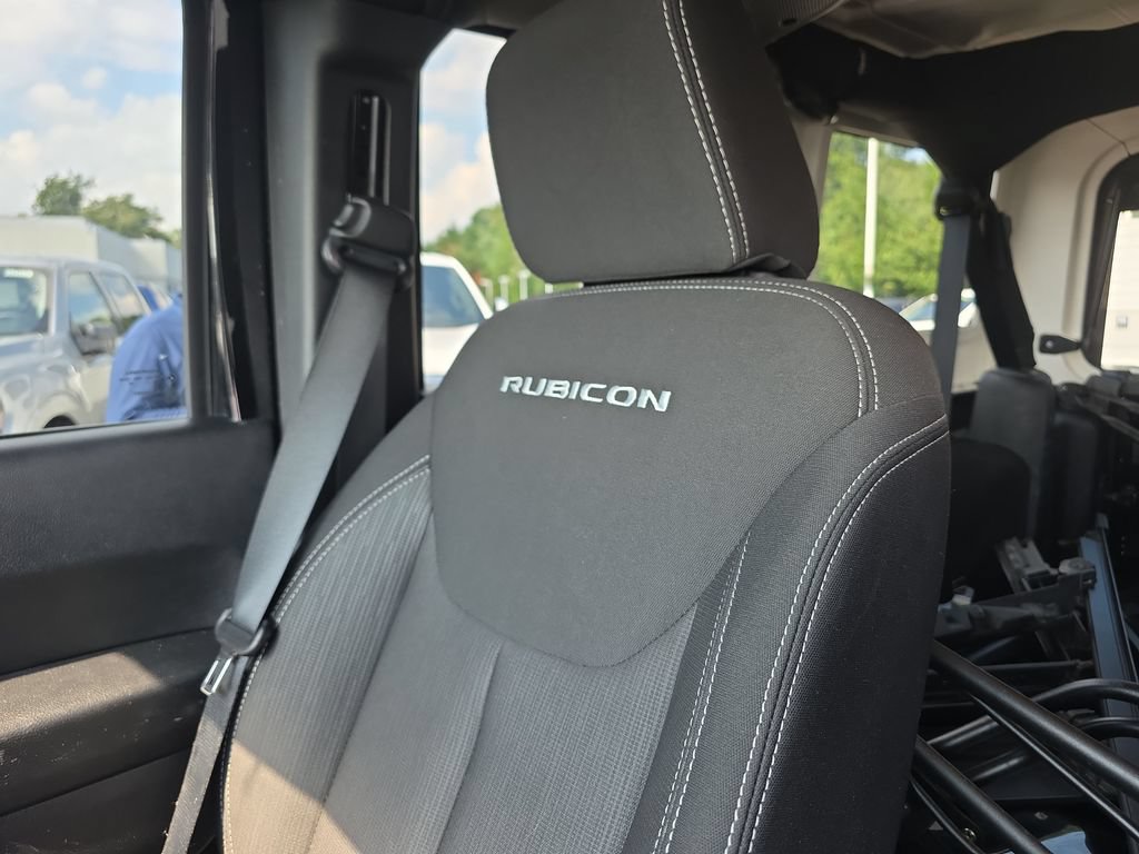 Used 2015 Jeep Wrangler Unlimited Rubicon w/ Dual Top Group AWD/4WD image 40