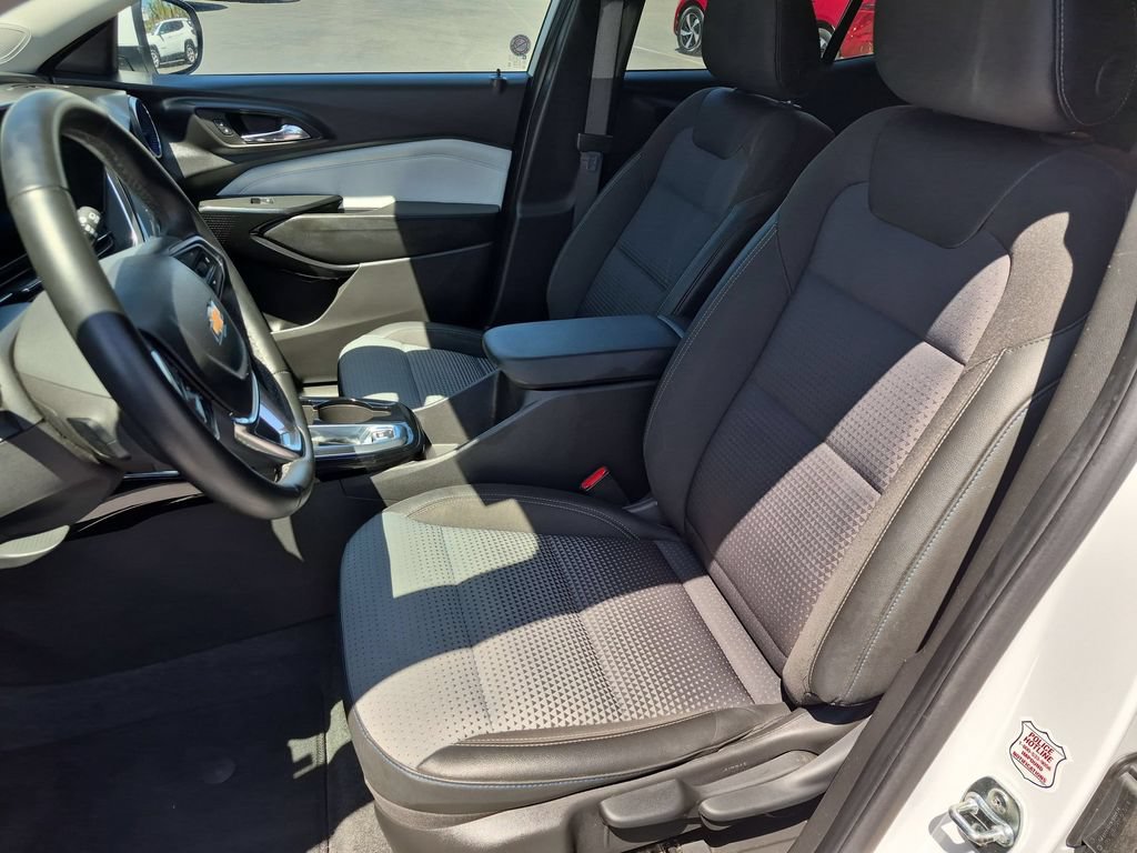 Used 2025 Chevrolet Trax LT w/ LT Convenience Package FWD image 25