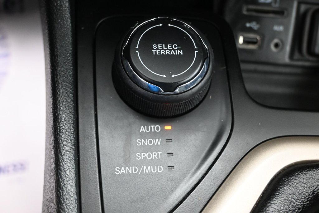 Used 2016 Jeep Cherokee Sport AWD/4WD image 18