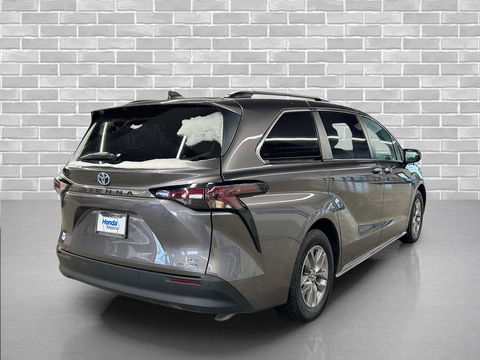 Used 2023 Toyota Sienna XLE image 5