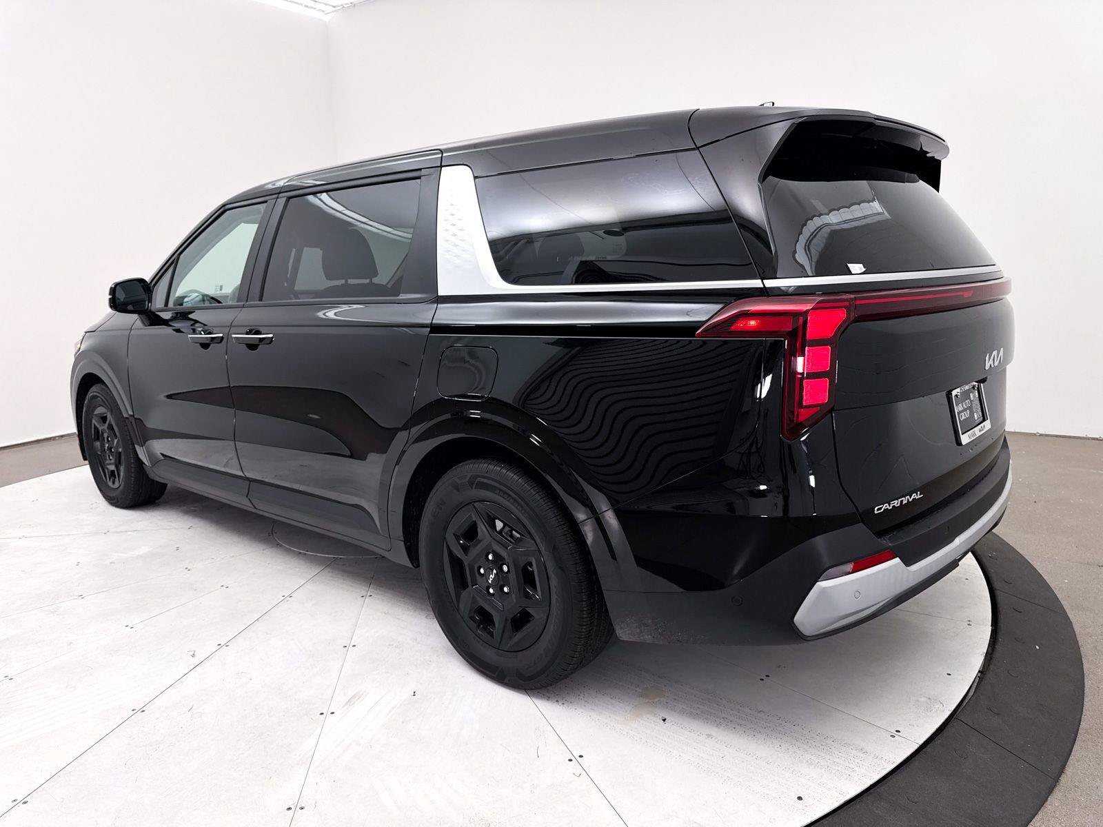 Used 2026 Kia Carnival FWD image 17