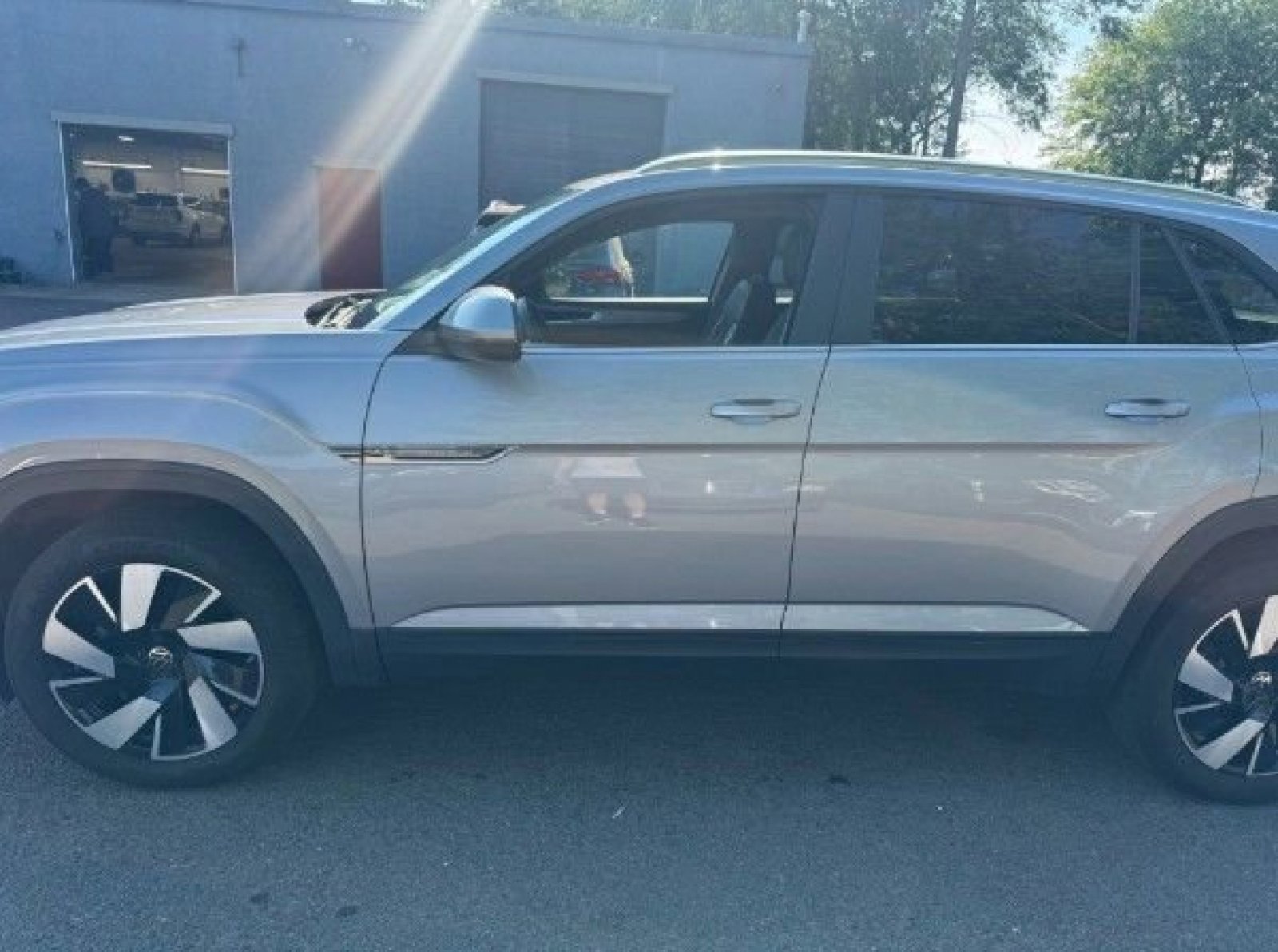 Used 2024 Volkswagen Atlas Cross Sport SE AWD/4WD image 3