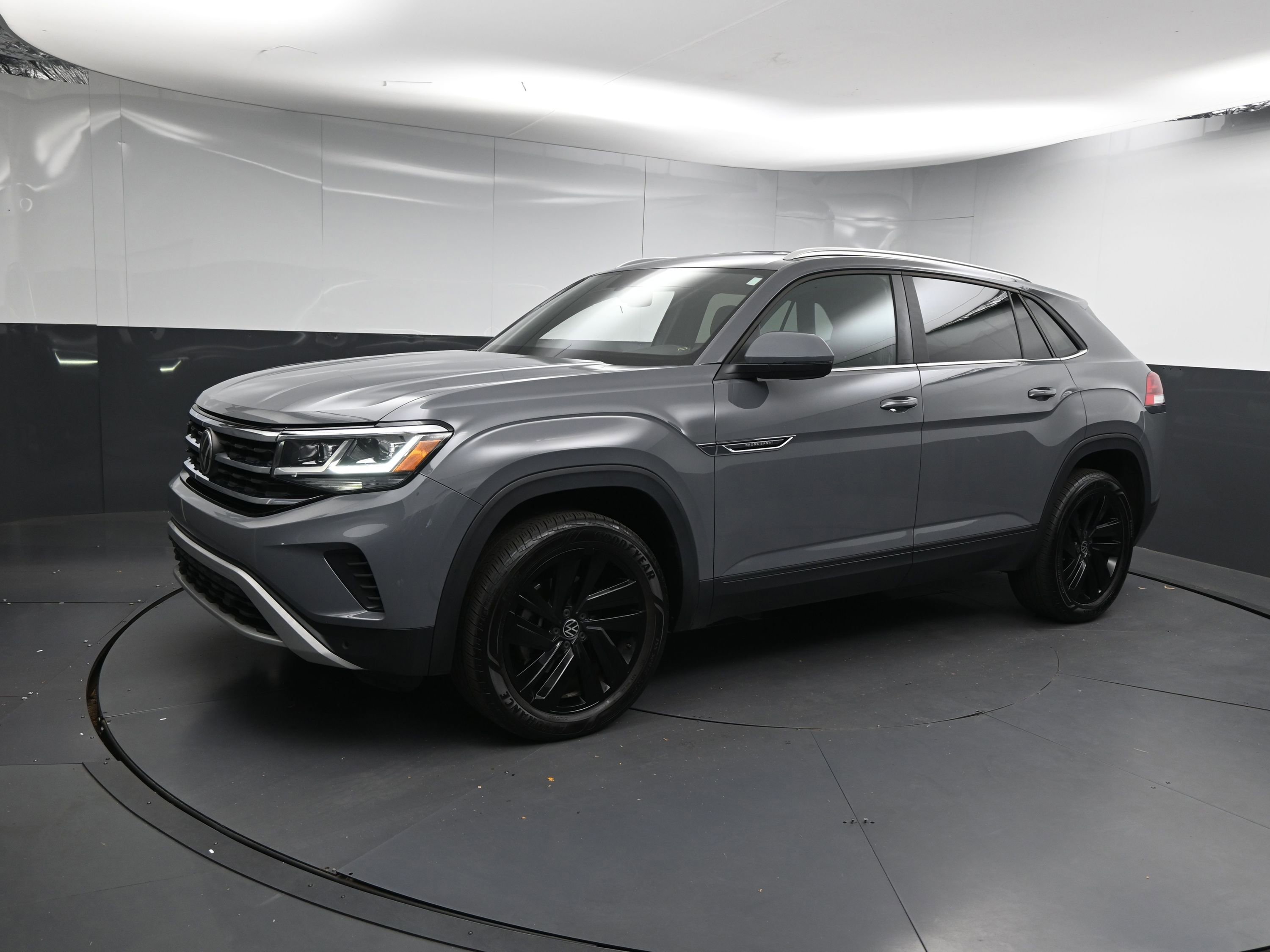 Used 2023 Volkswagen Atlas Cross Sport SE image 1