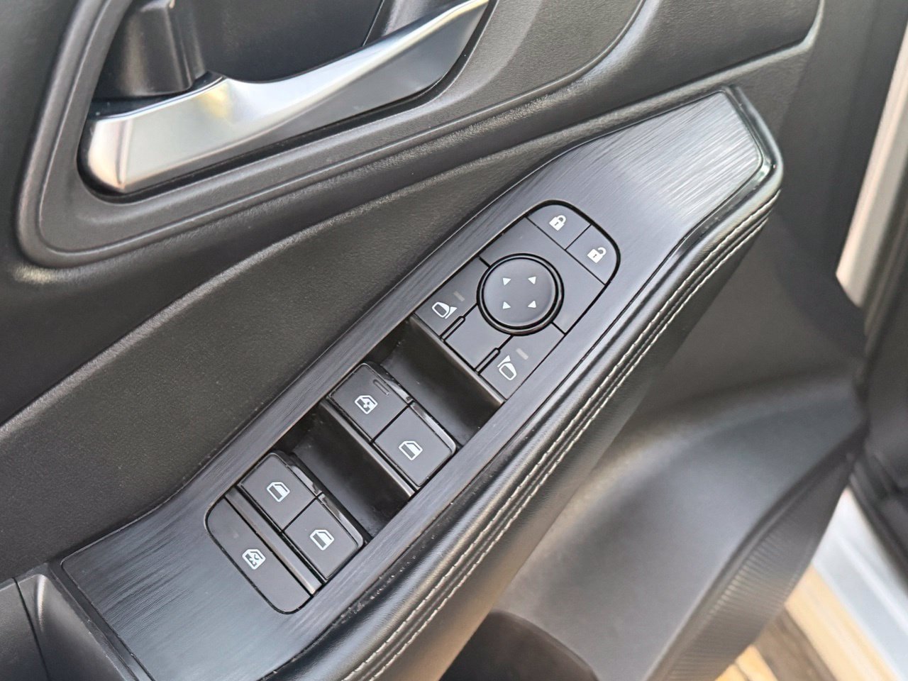 Certified 2025 Nissan Rogue SV FWD image 27