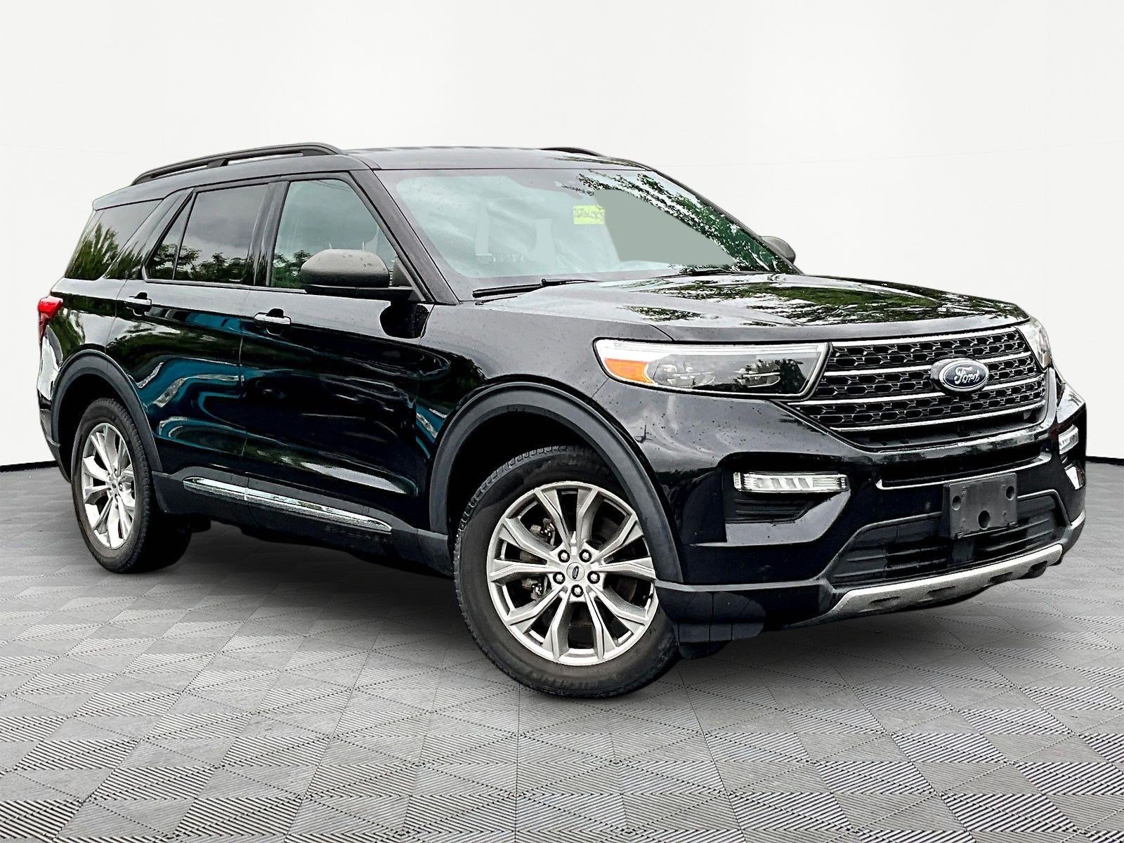 Used 2020 Ford Explorer XLT w/ Equipment Group 202A AWD/4WD image 3