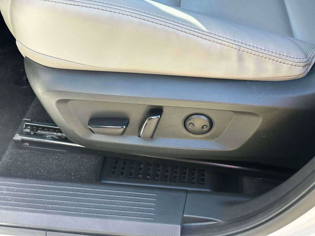 Used 2023 Nissan Rogue SL w/ SL Premium Package image 19