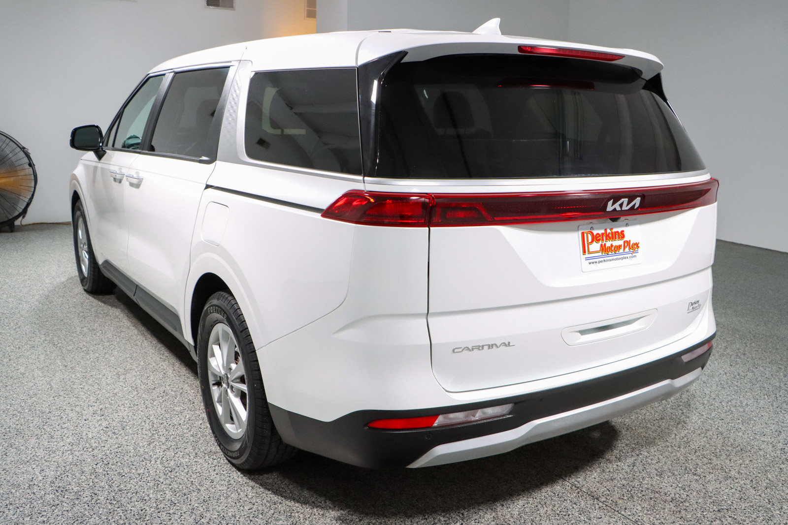 Used 2023 Kia Carnival LX FWD image 9