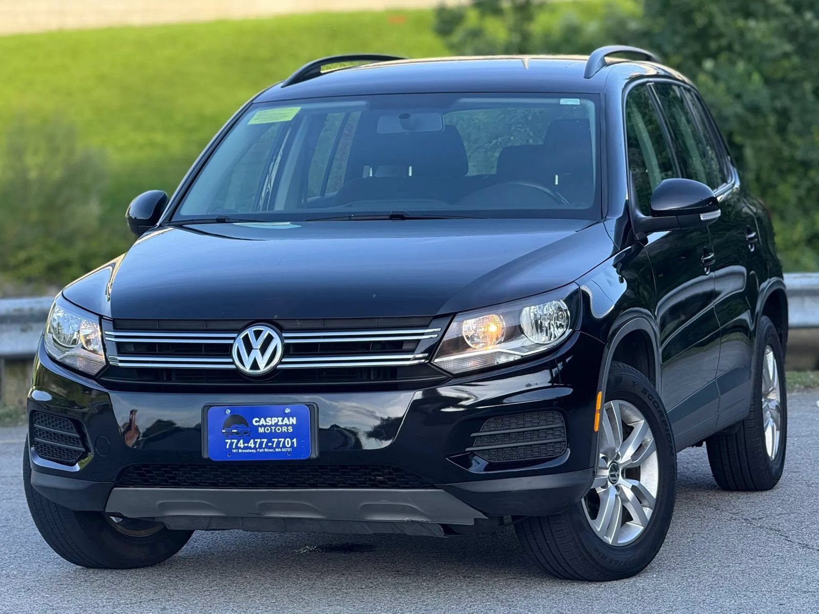 Used 2015 Volkswagen Tiguan SEL FWD image 1