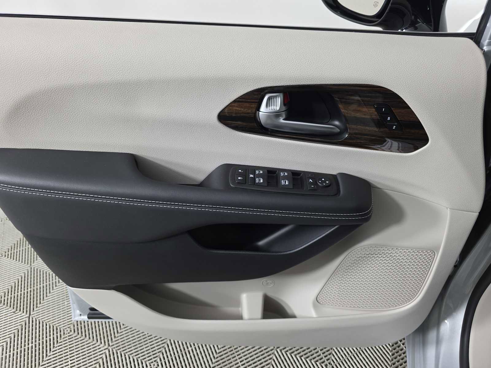 Used 2024 Chrysler Pacifica Limited image 24