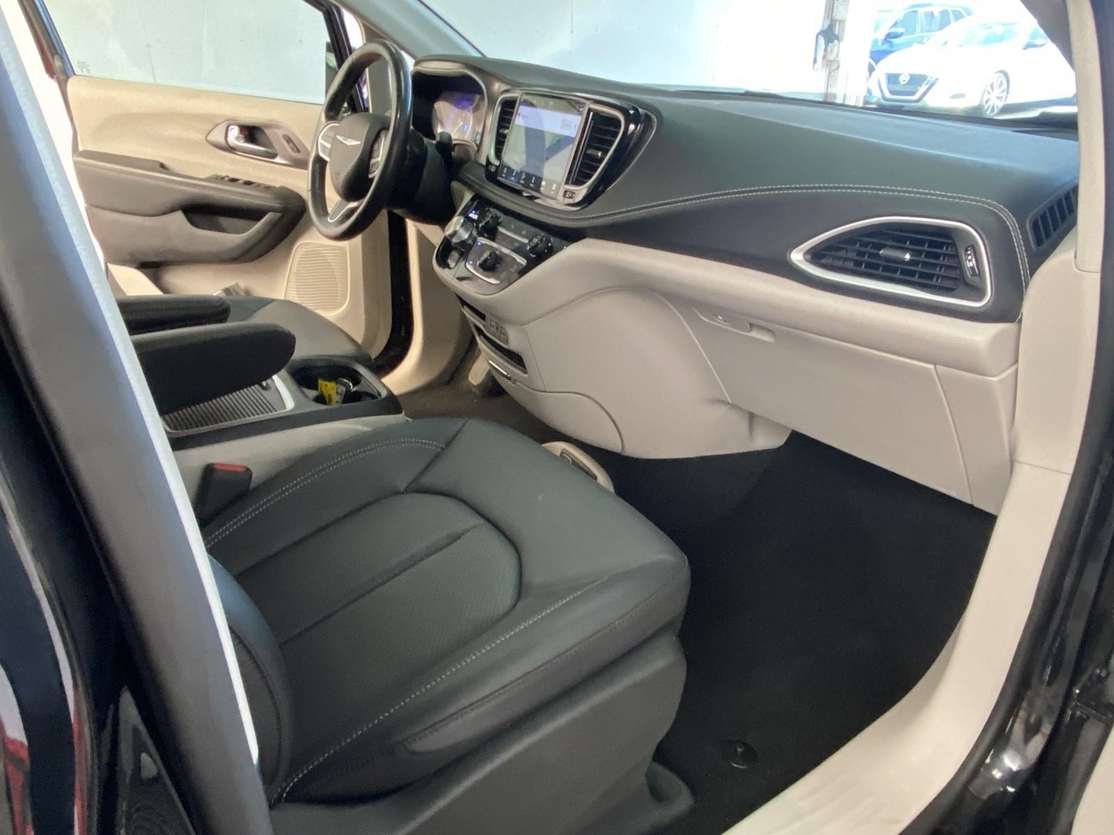 Used 2024 Chrysler Pacifica Touring-L FWD image 8