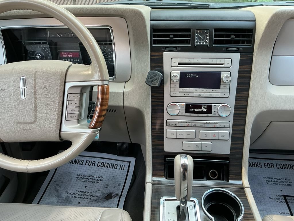 Used 2007 Lincoln Navigator 4WD image 17