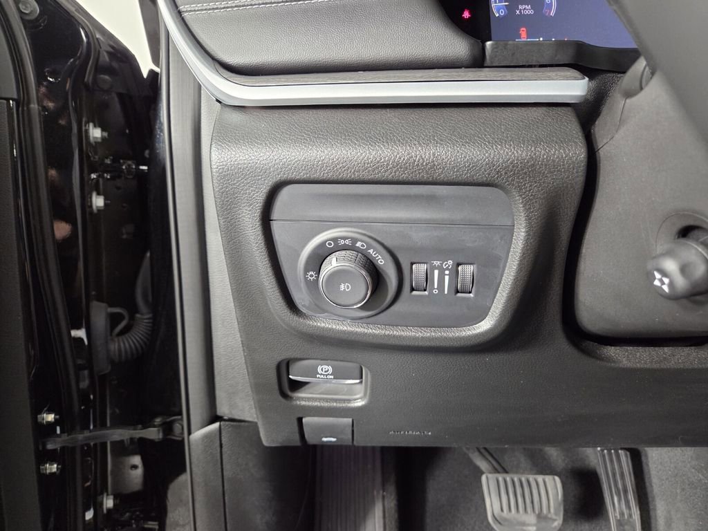 Certified 2024 Jeep Grand Cherokee L Limited w/ Luxury Tech Group II image 22