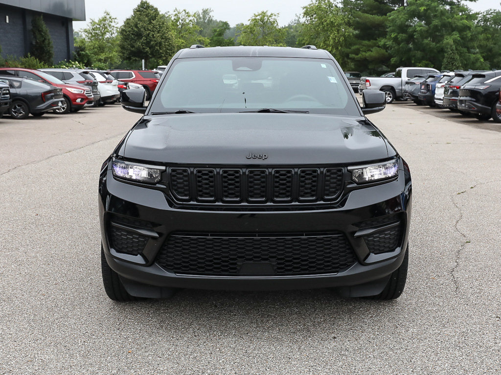 Used 2023 Jeep Grand Cherokee Altitude AWD/4WD image 10