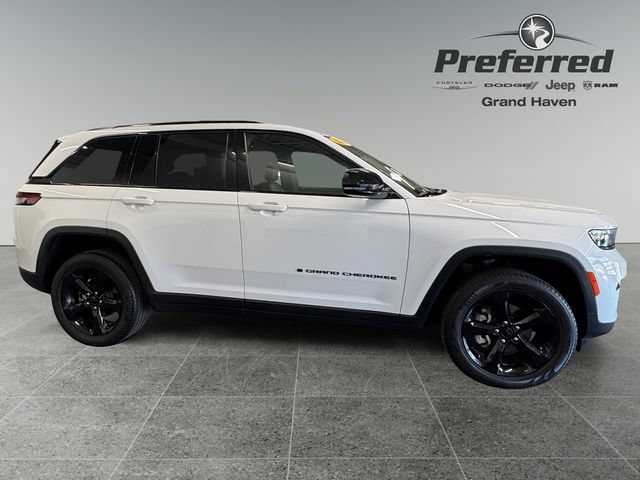 Used 2024 Jeep Grand Cherokee Limited w/ Black Appearance Package AWD/4WD image 9