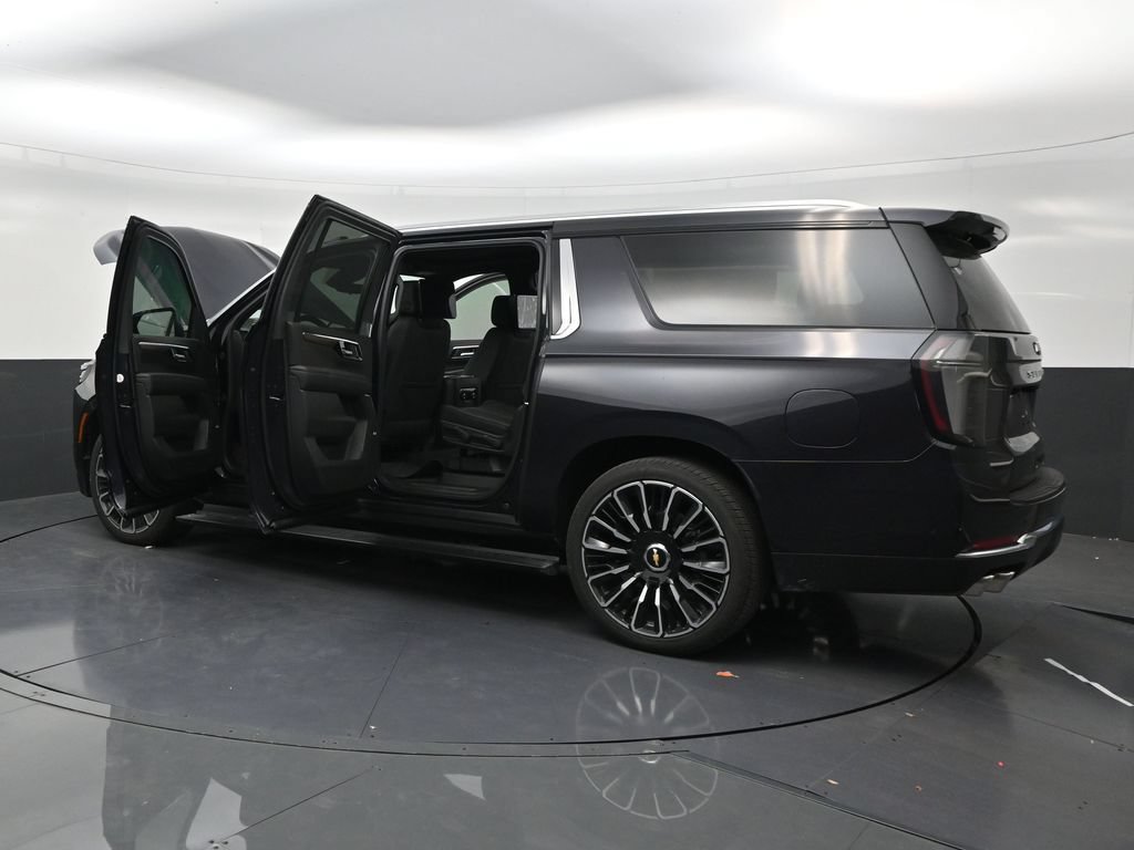 Used 2026 Chevrolet Suburban High Country AWD/4WD image 30