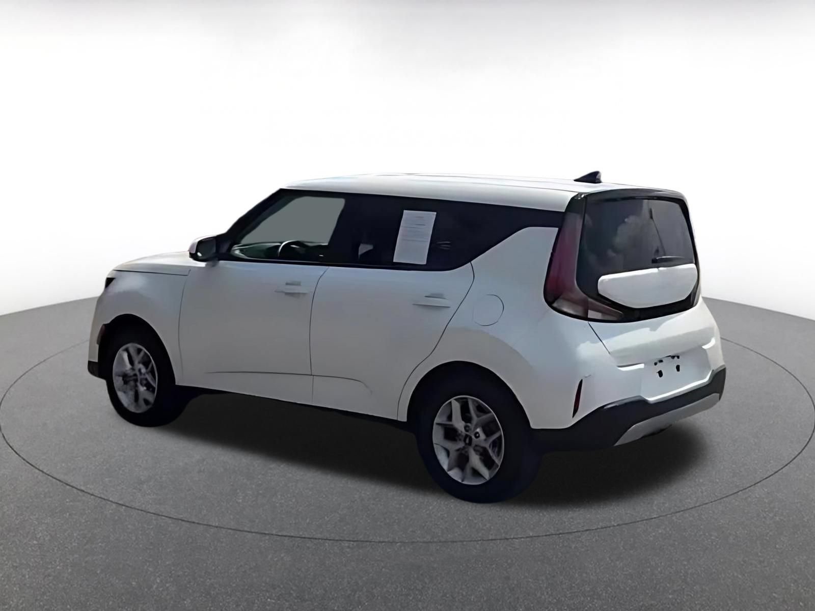 Used 2025 Kia Soul LX w/ LX Technology Package FWD image 9