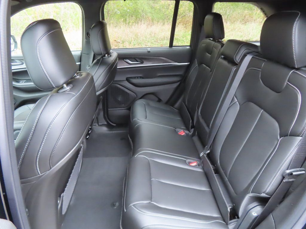 New 2025 Jeep Grand Cherokee Limited w/ Luxury Tech Group II image 24